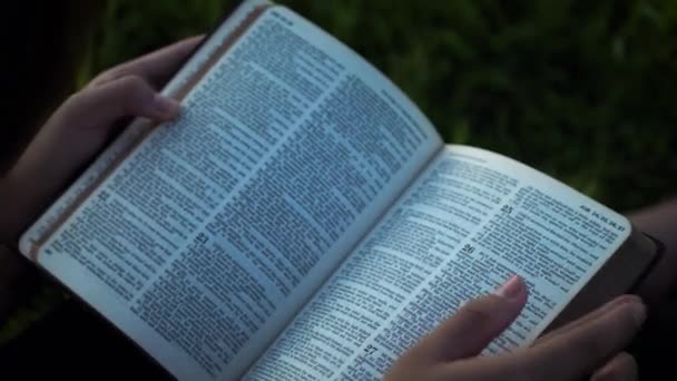 Close Jonge Vrouw Lezen Bijbel Christelijke Leer Het Christendom — Stockvideo