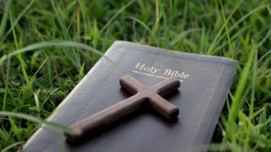 İncil, Hristiyanlığı sembolize eden Tanrı 'nın öğretileridir. Yeşil çimlerin üzerinde uzanıyordu.