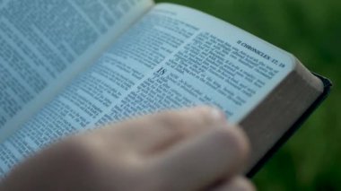 Hıristiyanlık öğretilerinde İncil okuyan yakın plan genç bir kadın.