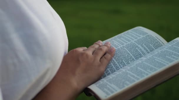 Acercamiento Joven Leyendo Biblia Aprendiendo Palabra Dios Atardecer — Vídeos de Stock