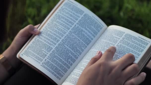 Närbild Ung Kvinna Läsa Bibel Kristna Läror Kristendomen — Stockvideo