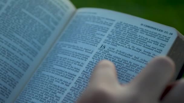 Närbild Ung Kvinna Läsa Bibel Kristna Läror Kristendomen — Stockvideo