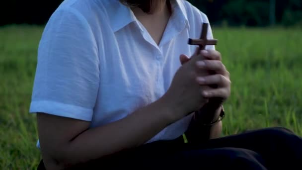 Asiatisk Kristen Kvinna Som Håller Ett Kors Och Ber Till — Stockvideo