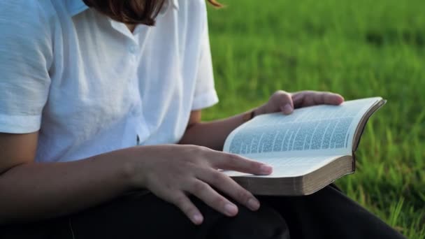 Yakın Plan Genç Kadın Ncil Okuyor Gün Batımında Tanrı Nın — Stok video
