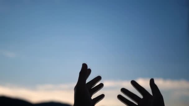 Niña Alabando Dios Noche Que Ruega Por Las Bendiciones Dios — Vídeos de Stock