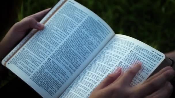 Primer Plano Joven Leyendo Biblia Las Enseñanzas Cristianas Cristianismo — Vídeo de stock