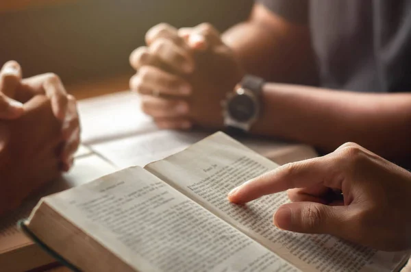 Joven Leyendo Biblia Con Amigos Que Están Orando Dios Únete — Foto de Stock