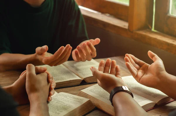 Giovani Cristiani Uniscono Nella Preghiera Cercano Benedizioni Dio Leggendo Bibbia — Foto Stock