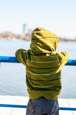 Yalnız çocuk uzağa arıyorsunuz