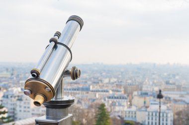 Notre Dame de Paris ile yakın monte turist teleskop arka plan bulanıklık