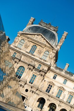 Louvre Müzesi cam yansıması, Paris'te turizm cazibe ile