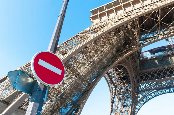 Tidak ada tanda masuk Menara Eiffel ditutup tidak ada pengunjung — Stok Foto