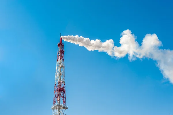 Air pollution chimney factory with smoke against blue sky — Stock Photo, Image