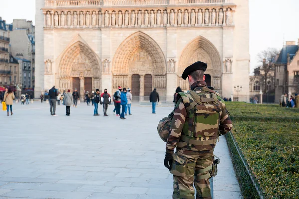 -Yaklaşık Şubat 2015 - Paris Notre Dame terörist saldırıdan sonra askeri tarafından korunan — Stok fotoğraf