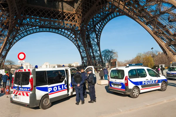 Paris - circa februari 2015 - Eiffeltornet vaktas av polisen efter terrorattacken Stockbild