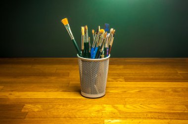 Fırça sanat boya üstünde okul sırası