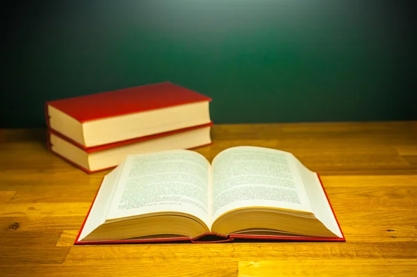 Öppen bok av kunskap om trä skrivbord bord i biblioteket — Stockfoto