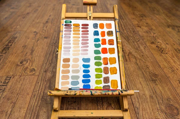 Easel com exercício de mistura de cores em papel — Fotografia de Stock