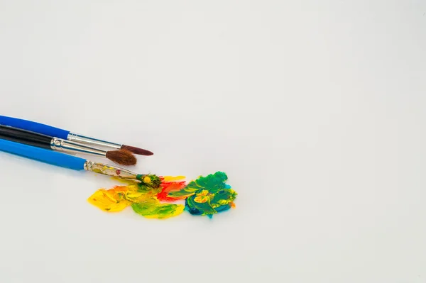 Pincéis e materiais de pintura para estudantes da escola — Fotografia de Stock