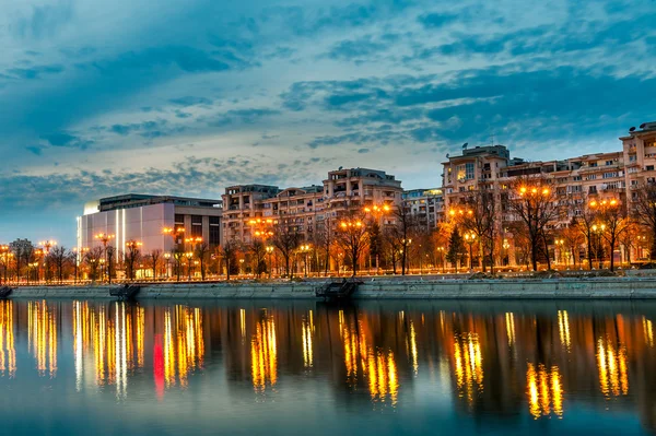 Bükreş şehir merkezi Splaiul Unirii alacakaranlıkta Dâmboviţa River — Stok fotoğraf