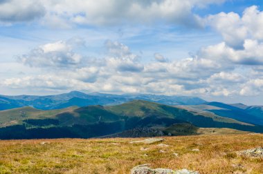 Dağ sıralarının bulutlar landscpae altında