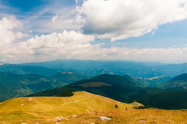 Pohoří v landscpae mraky — Stock fotografie