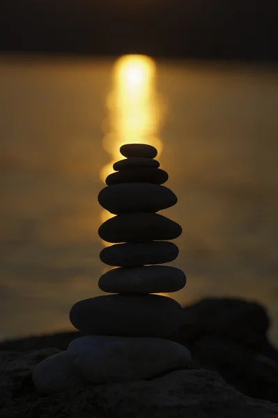 Silhueta de pilha de seixos equilibrados Imagem De Stock