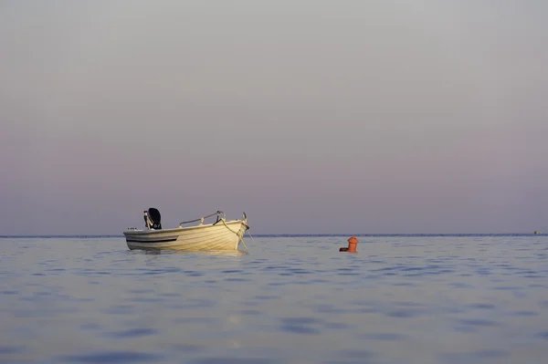 Pescatore Barca in acque calme — Foto Stock