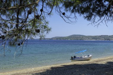 turist sahilde bağlı tekne kiraladı