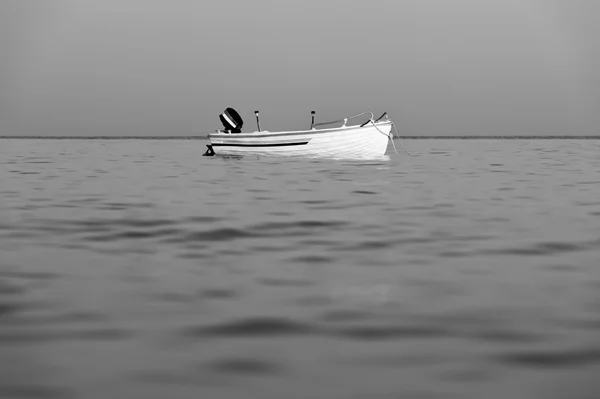 Barca pescatore in bianco e nero in acqua di mare calma — Foto Stock