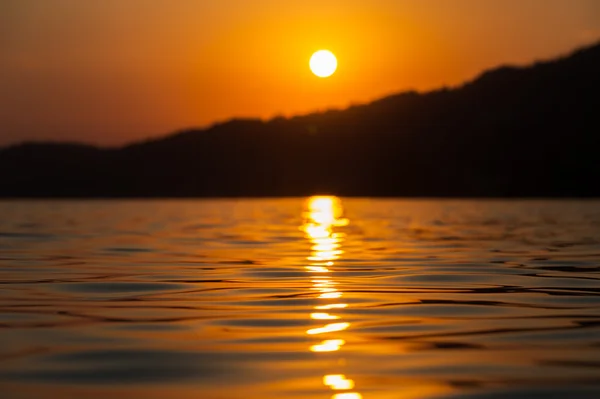 Tramonto sfocato al livello del mare — Foto Stock