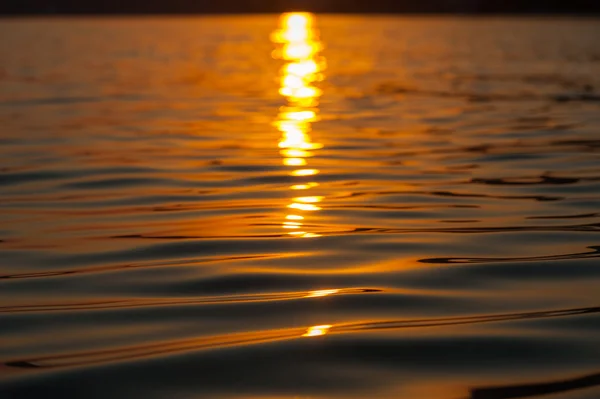 Pôr-do-sol turvo ao nível do mar — Fotografia de Stock
