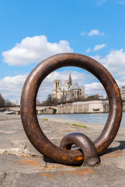 Notre Dame yalak yüzük Seine boyunca demir tekneler için bulanık bakış — Stok fotoğraf