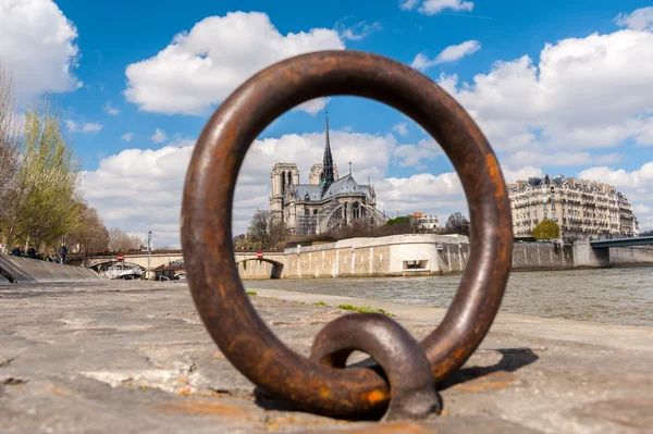 Notre Dame yalak yüzük Seine boyunca demir tekneler için bulanık bakış — Stok fotoğraf