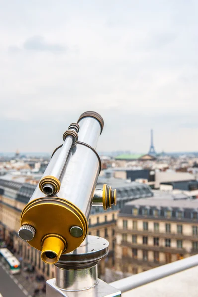 Teleskop turis di atas lanskap Paris di Lafayette Gallery — Stok Foto