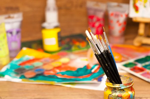 Close-up van borstels schoolmateriaal verf voor het schilderen en tekenen — Stockfoto