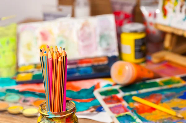 Sanat malzemeleri boya boyama ve çizim için fırçalar kapatın — Stok fotoğraf