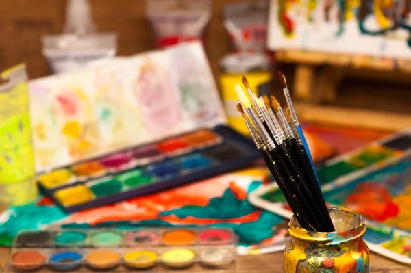 Закрыть кисти художественные принадлежности краски для живописи и рисования — стоковое фото