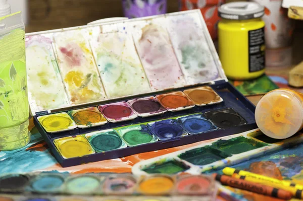 Close-up van kleuren schoolmateriaal verf voor het schilderen en tekenen — Stockfoto
