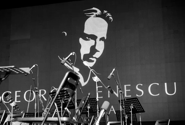 Βουκουρέστι, Ρουμανία - γύρω στο 2015, Αύγουστος: George Enescu κλασική μουσική λογότυπο και συναυλία στάδιο στο Βουκουρέστι μουσική ταινία Φεστιβάλ στο George Enescu πλατεία κοντά η ρουμανική Athenaeum — Φωτογραφία Αρχείου