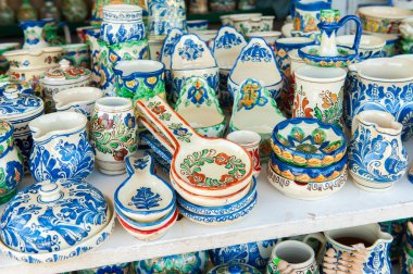 Romence geleneksel seramik Kaplamalar, şeklinde boyalı belirli nedenlerle Transilvanya