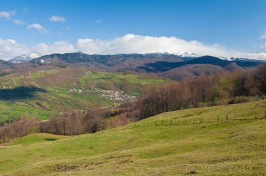 küçük bir köy manzara bahar panorama dağlarında