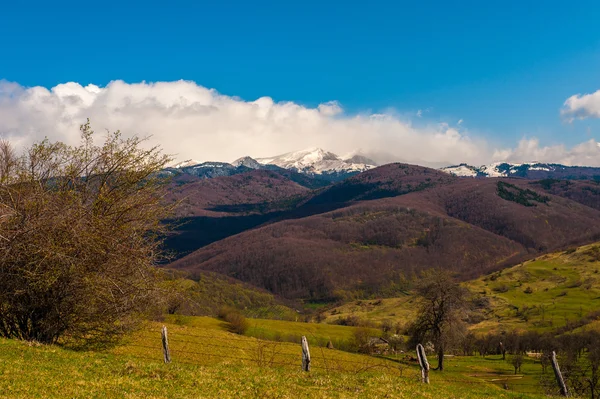 Ρουμανική λόφους τοπίο με βουνά Bucegi — Φωτογραφία Αρχείου