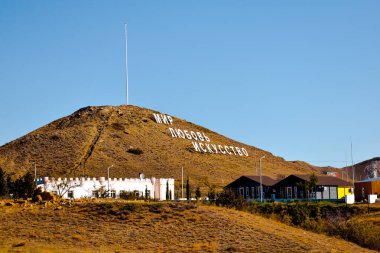 Dağın tepesinde sanat eseri Barış Sanatı