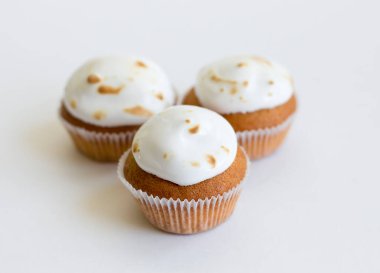 Açık arkaplanda kremalı kekler.