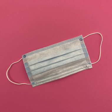 Pembe arka planda Covid 19 için koruyucu maske