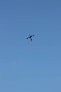 Gökyüzünde bir uçak