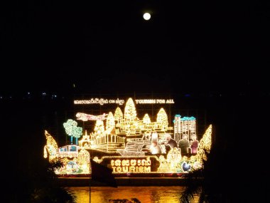 PHNOM PENH, CAMBODIA - NOV 15 2016: Phnom Penh, Kamboçya 'da aydınlatılmış şamandıra. Kamboçya 'da düzenlenen Su Festivali' nin bir parçası..