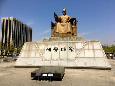 Seul, Güney Kore - 18 Nisan 2018: Güney Kore 'deki Gwanghwamun meydanında Kral Sejong' un heykeli. Arkaplanda İnsanlar.
