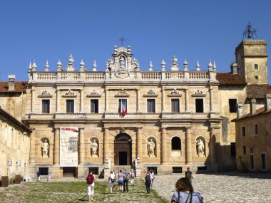 Padula, Salerno, Campania, İtalya - 2 Eylül 2013: Certosa di San Lorenzo di Padula Cephesi, Padula, Campania, İtalya